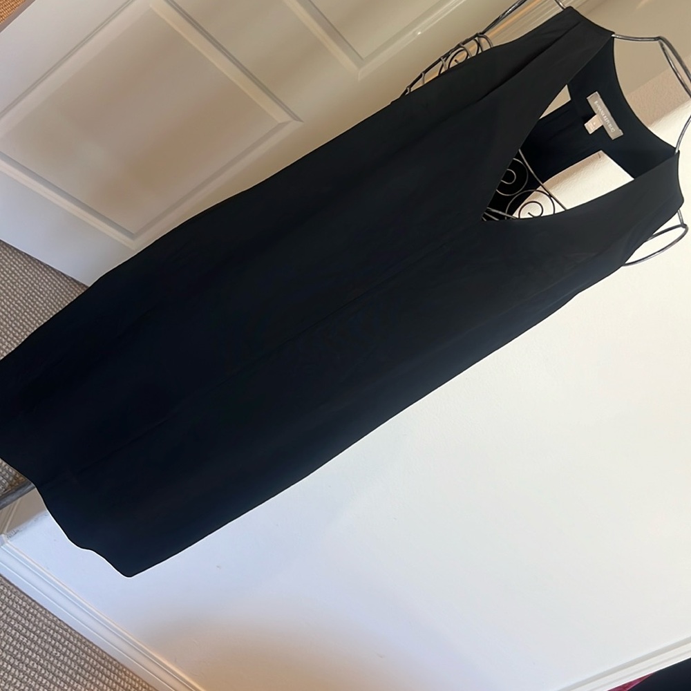 Banana republic cocktail dress with two side pockets, size 6.